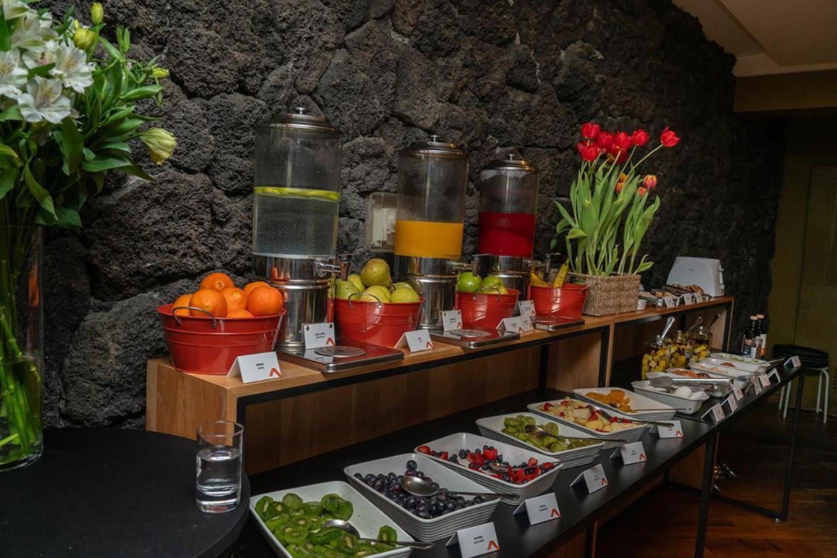 Wyndham Puerto Varas Pettra ภายนอก รูปภาพ A buffet at a hotel