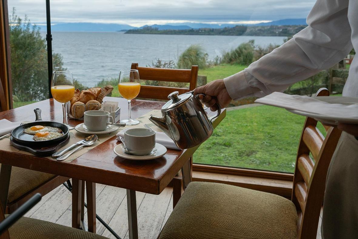 Wyndham Puerto Varas Pettra ภายนอก รูปภาพ A waiter serving tea at a hotel
