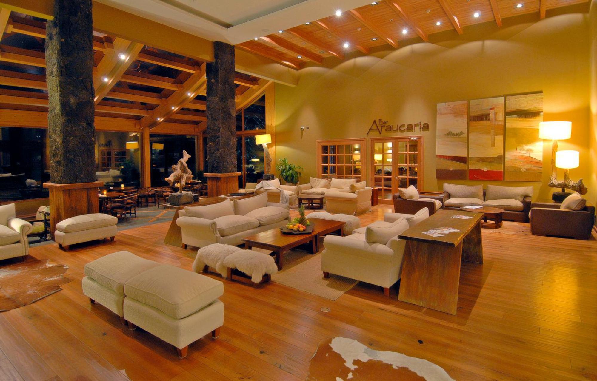 Wyndham Puerto Varas Pettra ภายนอก รูปภาพ The lobby of the hotel