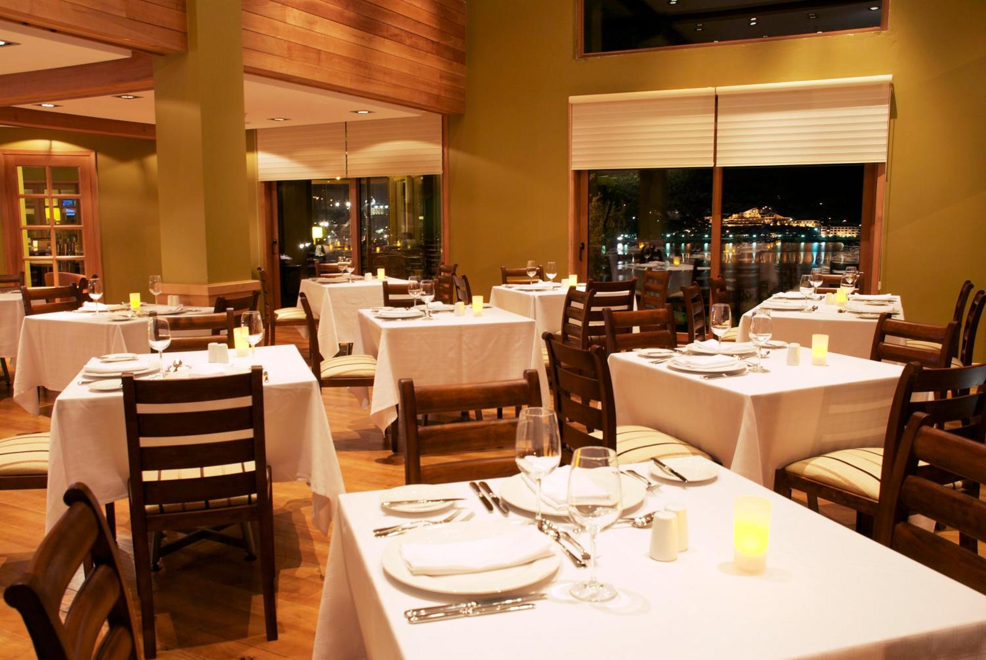Wyndham Puerto Varas Pettra ภายนอก รูปภาพ Interior of the restaurant