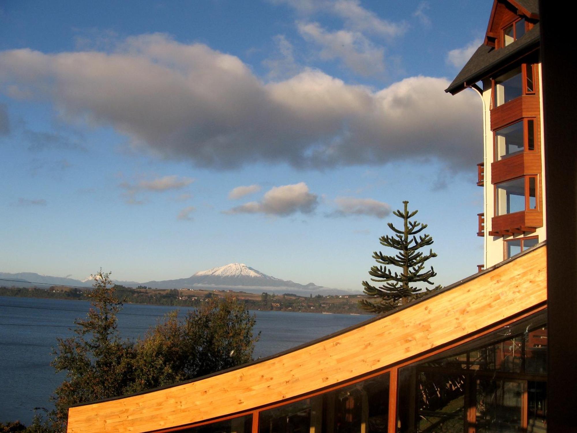 Wyndham Puerto Varas Pettra ภายนอก รูปภาพ View of Mount Rainier from the home of a resident of the community