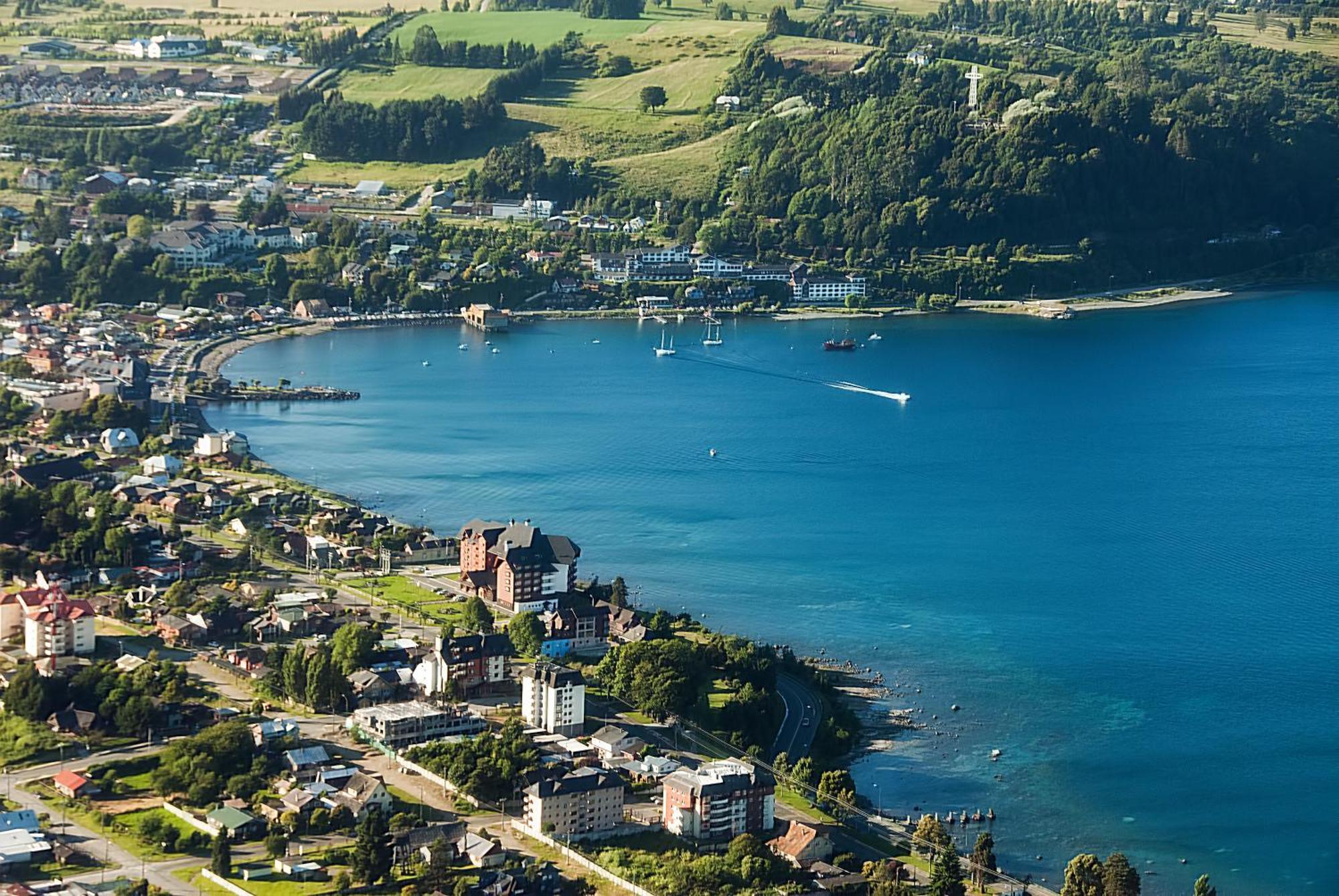 Wyndham Puerto Varas Pettra ภายนอก รูปภาพ Aerial view of the town