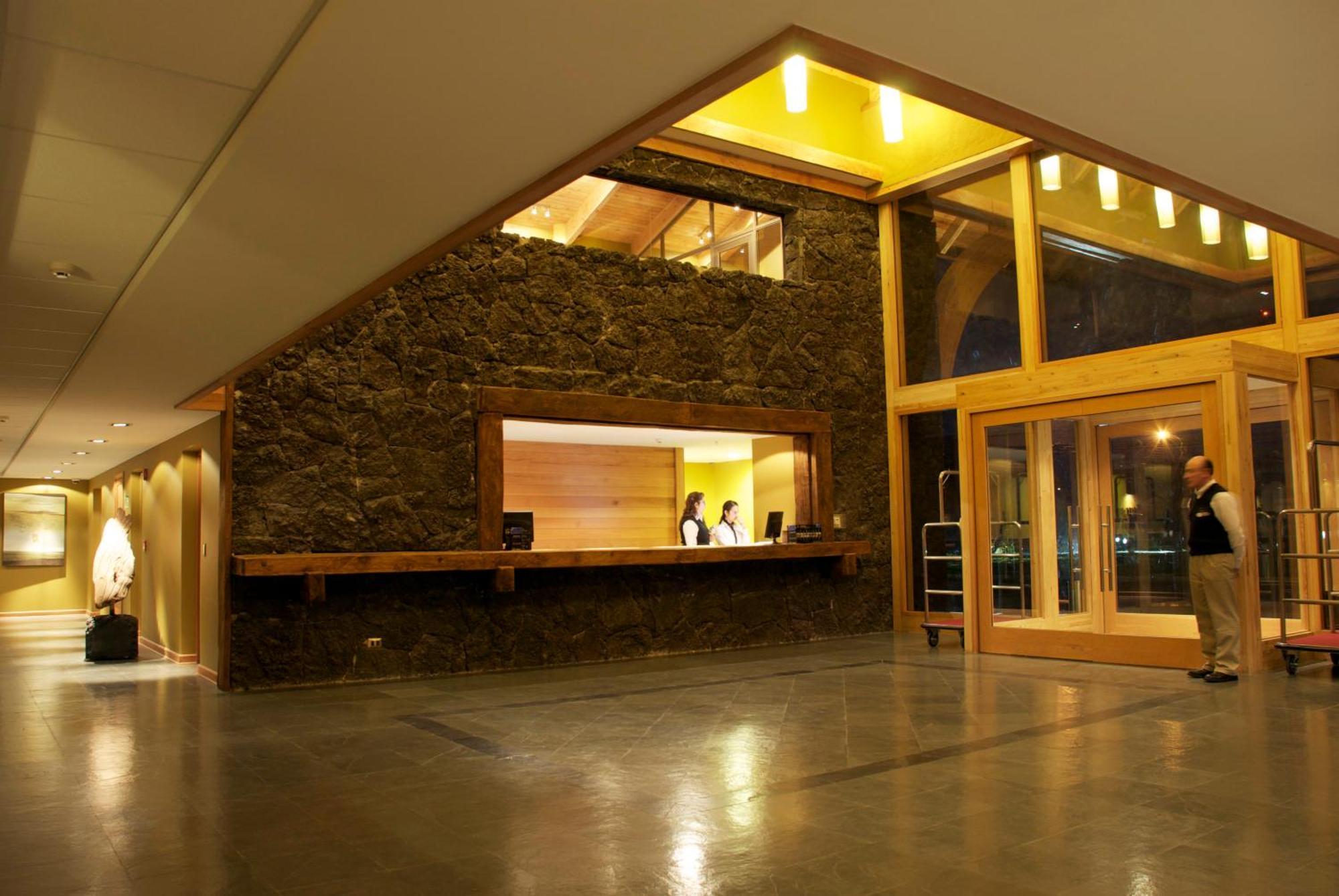 Wyndham Puerto Varas Pettra ภายนอก รูปภาพ The lobby of the hotel