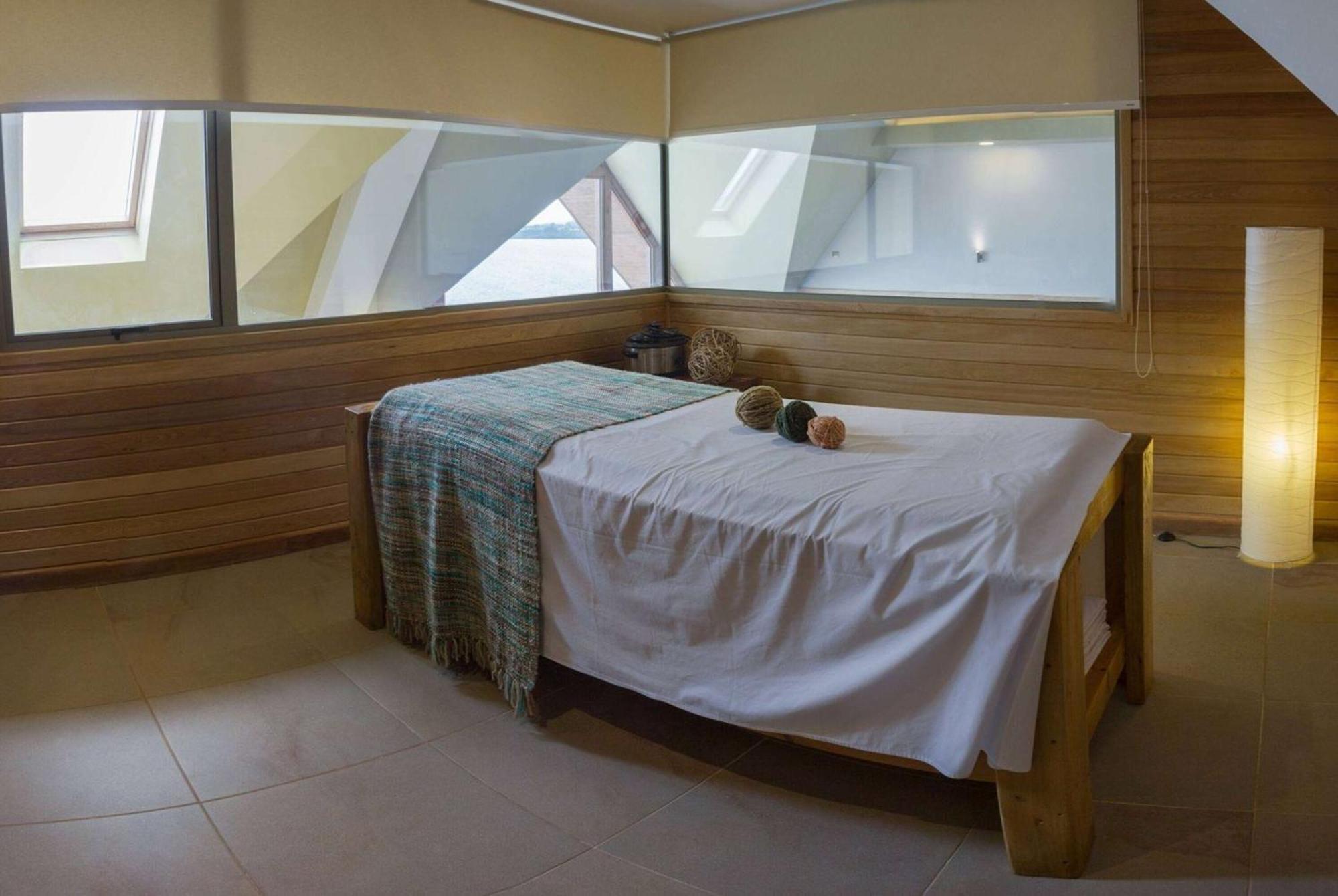 Wyndham Puerto Varas Pettra ภายนอก รูปภาพ A massage bed