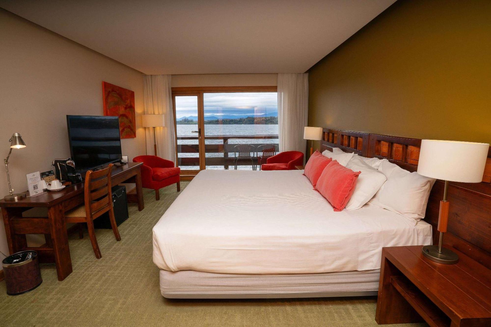 Wyndham Puerto Varas Pettra ภายนอก รูปภาพ A room at the hotel