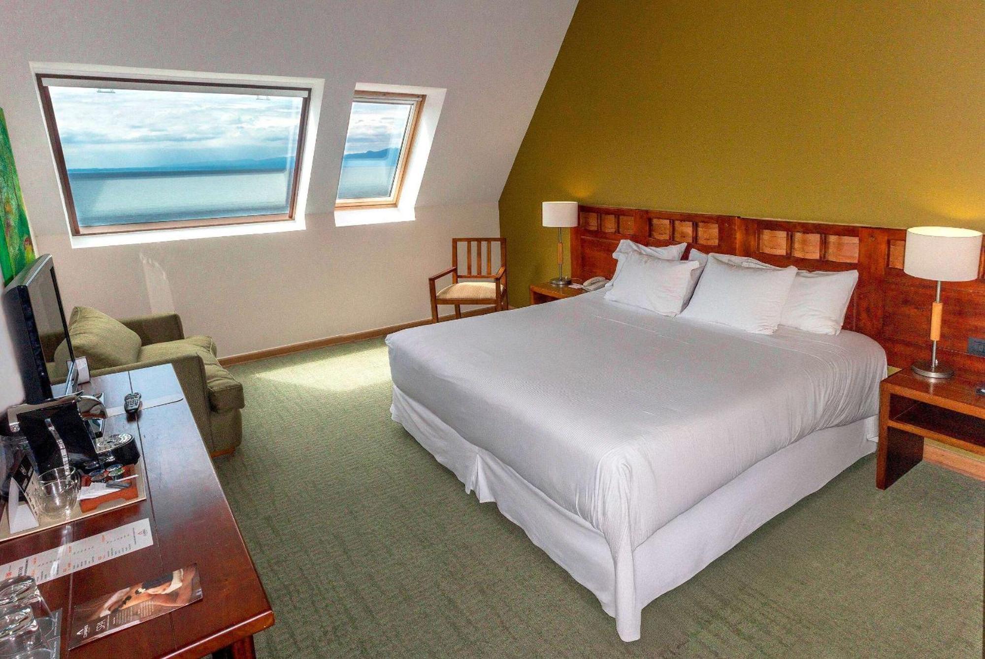 Wyndham Puerto Varas Pettra ภายนอก รูปภาพ A room at the Hotel El Emporio