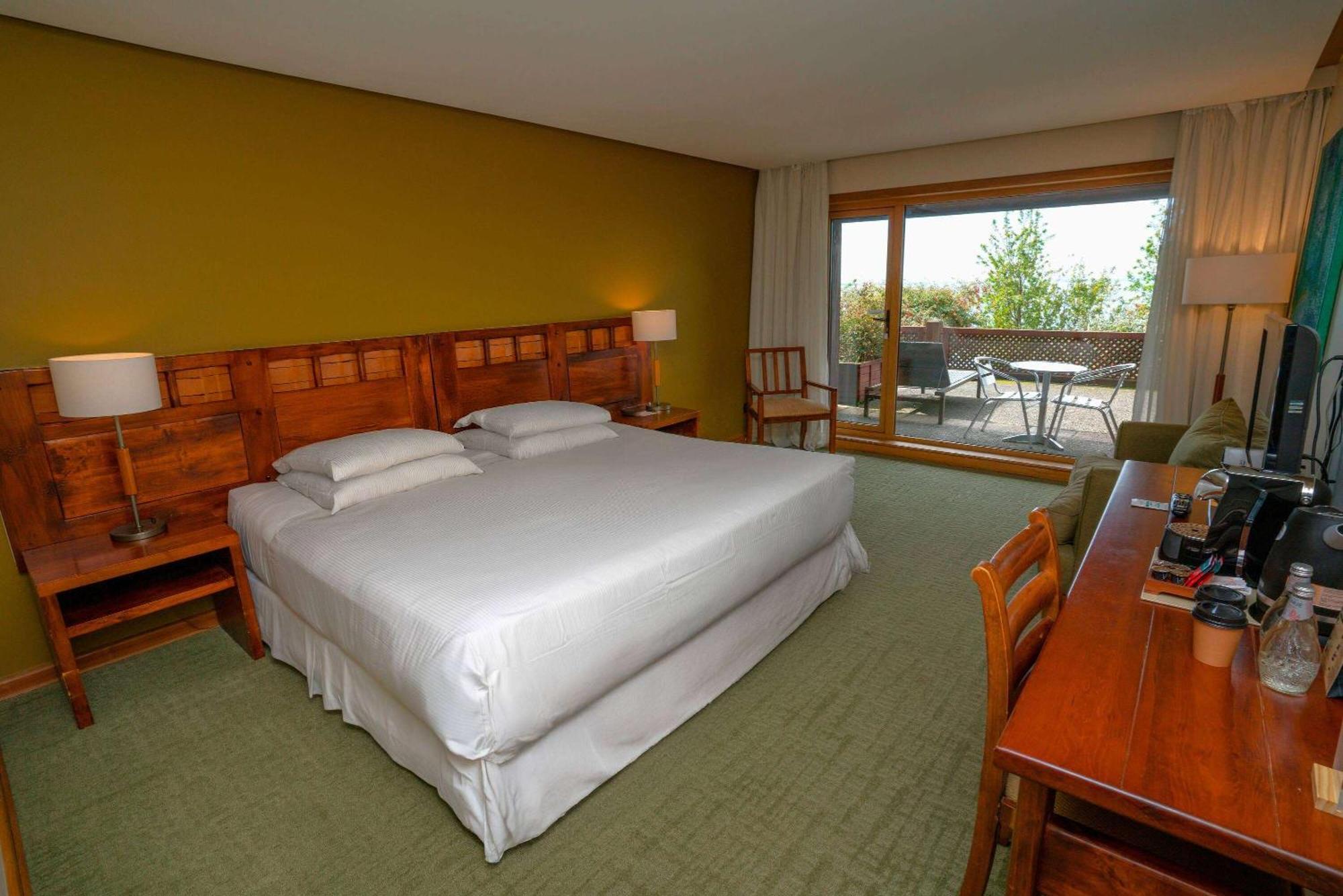 Wyndham Puerto Varas Pettra ภายนอก รูปภาพ A room at the hotel