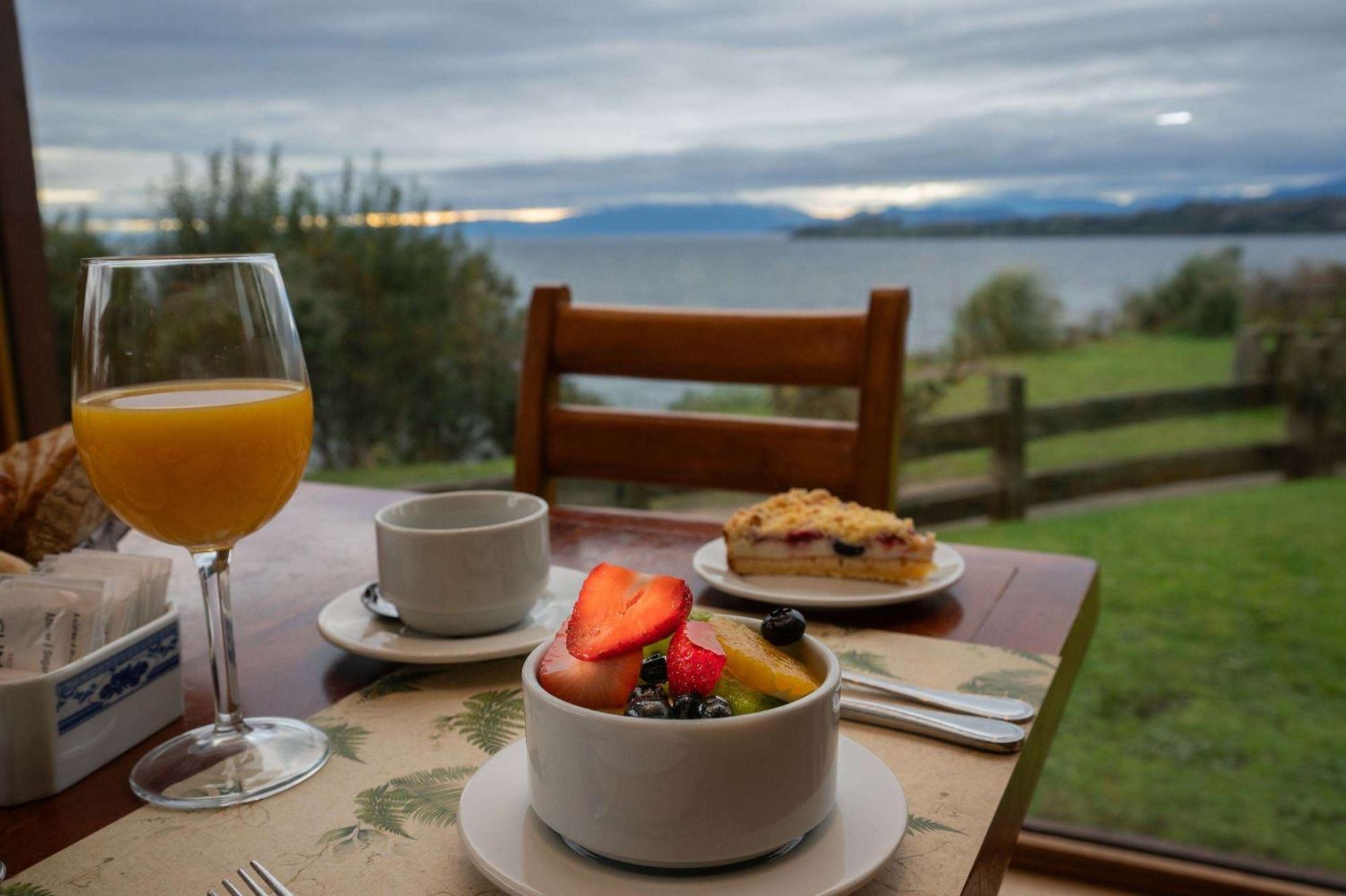 Wyndham Puerto Varas Pettra ภายนอก รูปภาพ Breakfast at the Lake House