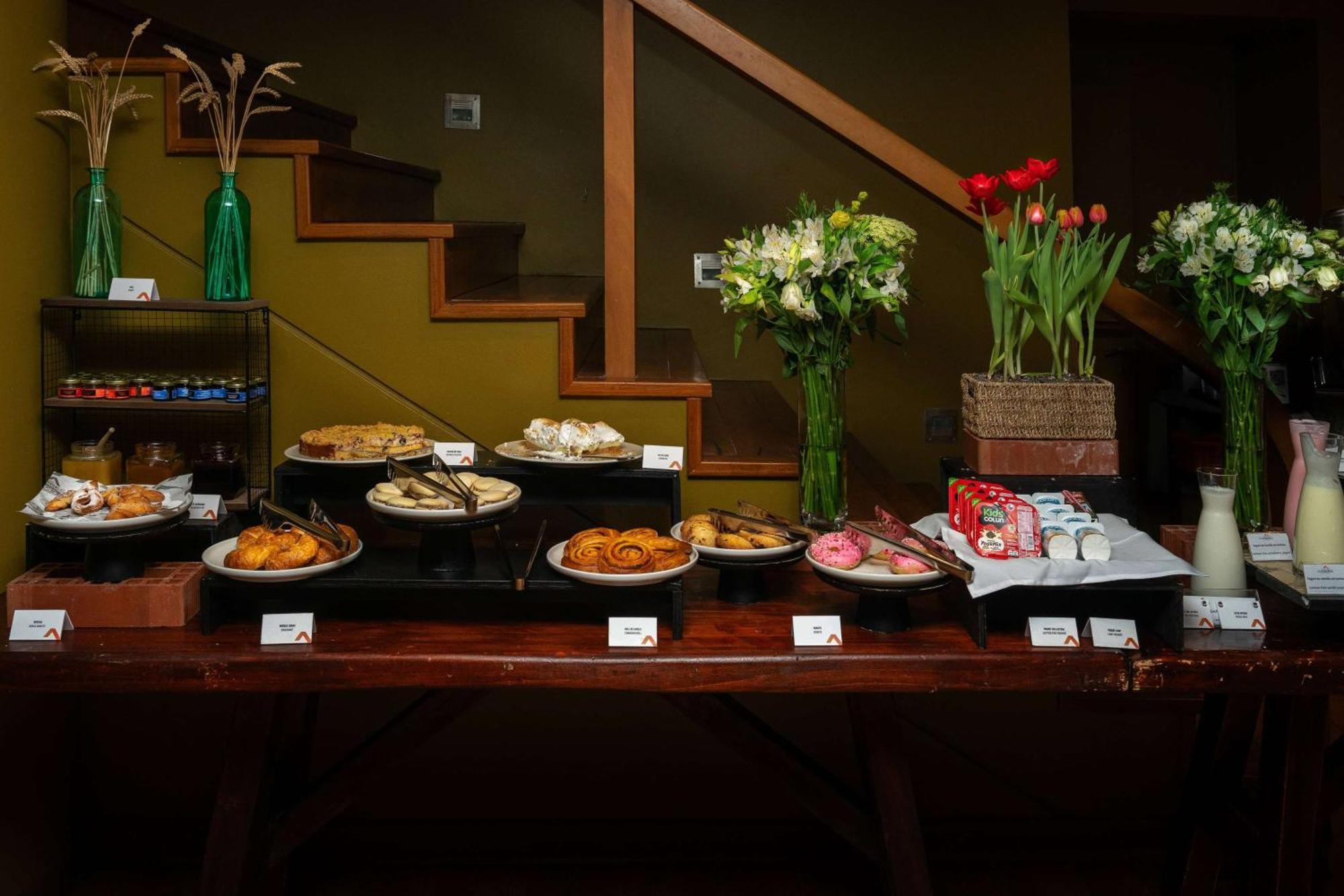 Wyndham Puerto Varas Pettra ภายนอก รูปภาพ A dessert table at a wedding reception