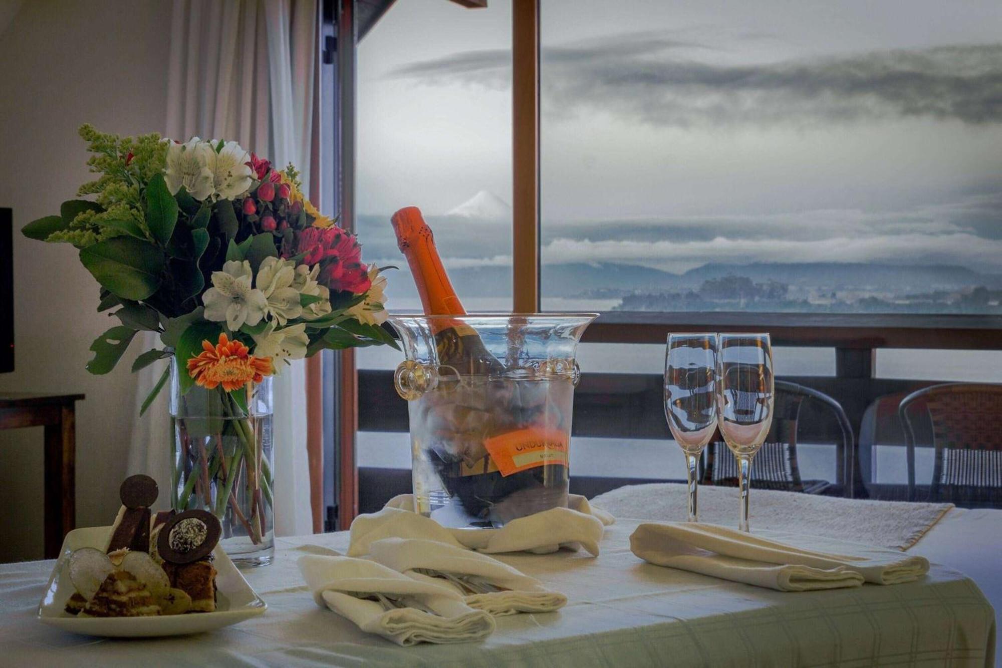 Wyndham Puerto Varas Pettra ภายนอก รูปภาพ A bottle of champagne in a cooler