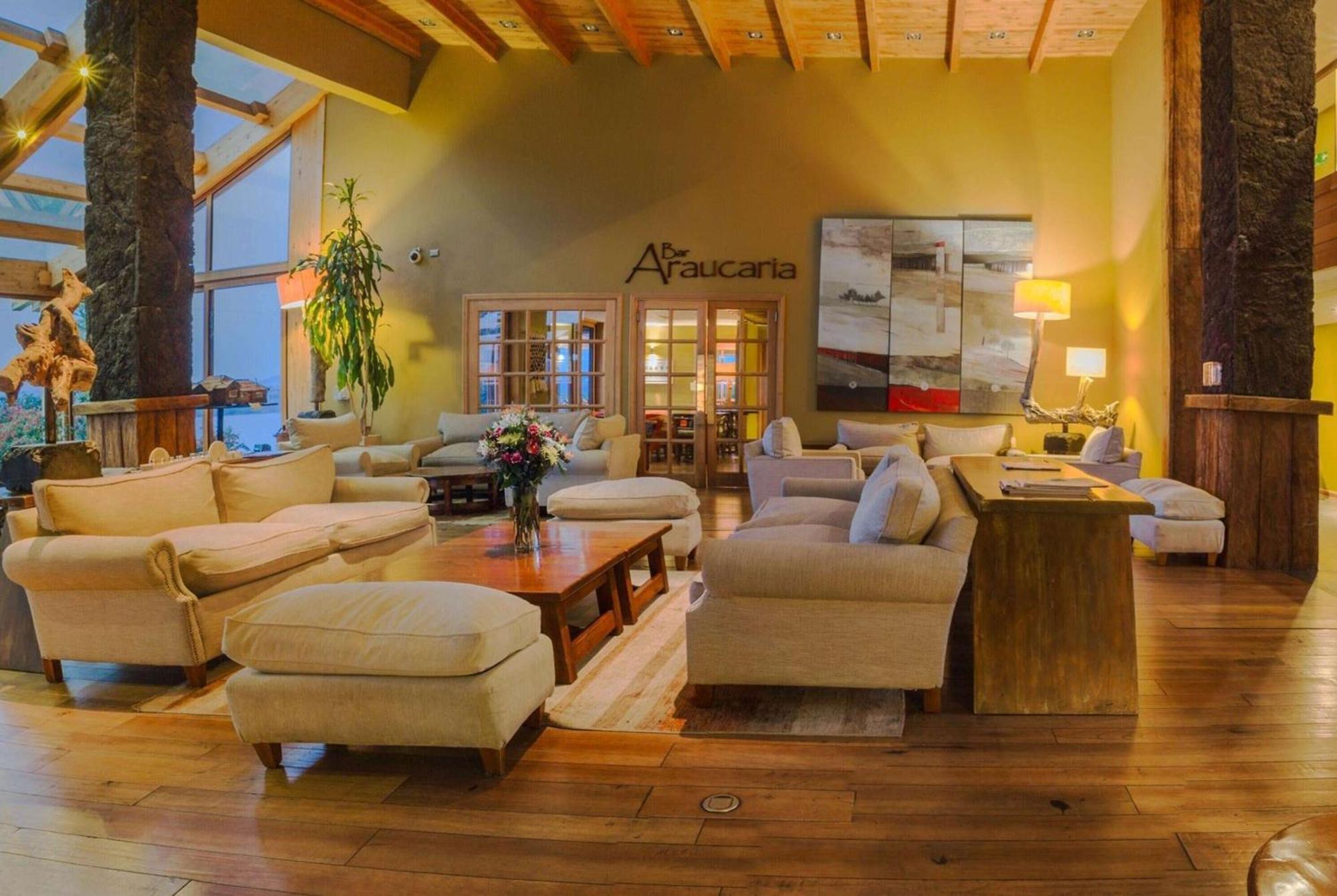 Wyndham Puerto Varas Pettra ภายนอก รูปภาพ The lobby at the Hotel Amaya