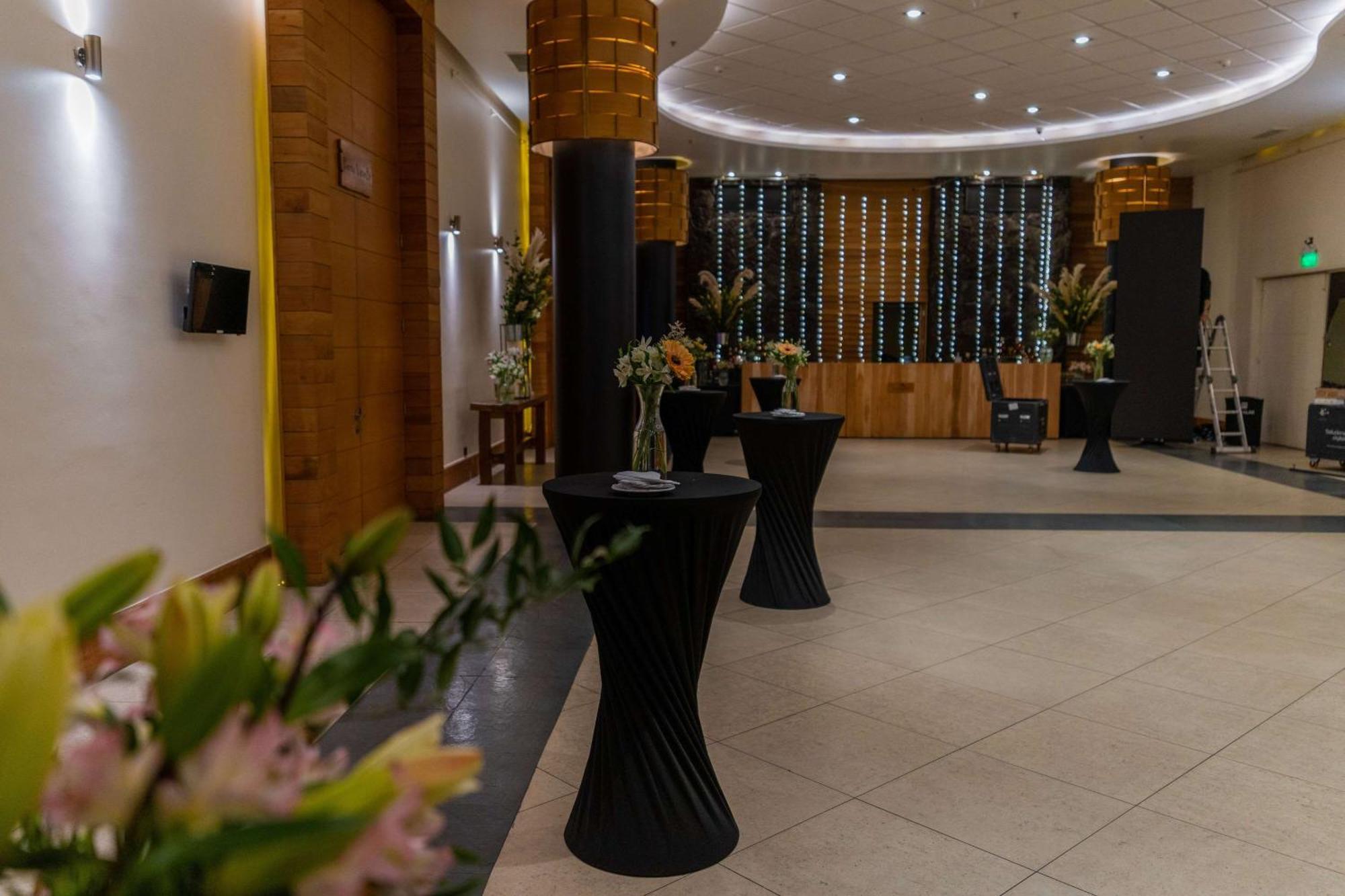 Wyndham Puerto Varas Pettra ภายนอก รูปภาพ The foyer of the main auditorium